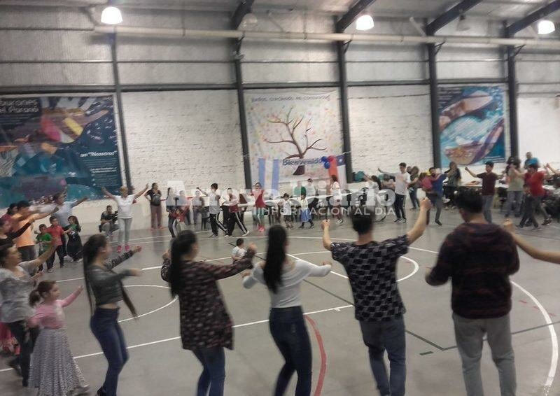 Todos y todas. Los grupos unidos compartiendo de una grata actividad en el gimnasio del Complejo.