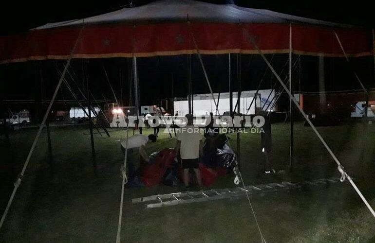 Desarmando la carpa. La gente bajando la estructura del circo acu?tico.