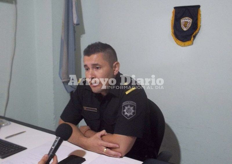 Marcelo Aranda, subcomisario Comando Radioel?ctrico; atendiendo a la prensa en la ma?ana de hoy.