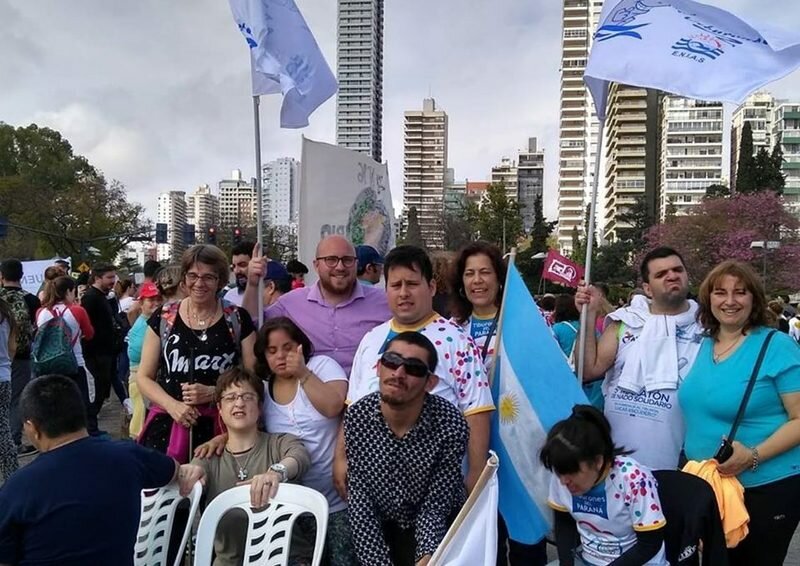 Una delegaci?n de Tiburones del Paran? tambi?n viaj? a Rosario para participar de la manifestaci?n. Foto: Facebook