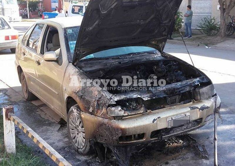 En el motor. El incendio se inici? en el motor del auto de forma repentina.