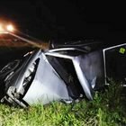 Imagen de Un muerto y dos heridos al volcar auto