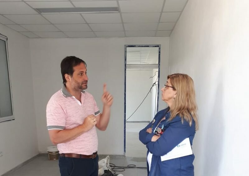 Esteban Ferri junto a la directora de la escuela Mar?a Teresa Frigeri.