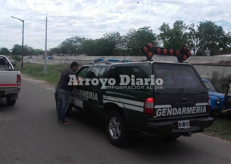 En el lugar. El Secretario de Gobierno Municipal entrevist?ndose con los agentes de la fuerza federal.