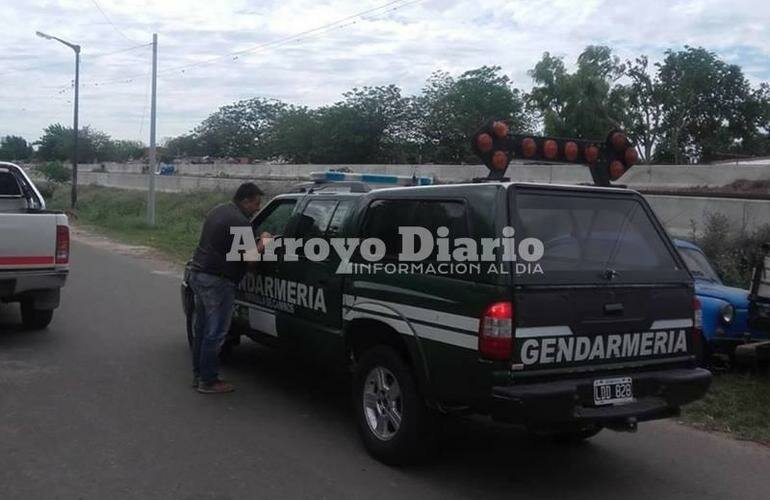 En el lugar. El Secretario de Gobierno Municipal entrevist?ndose con los agentes de la fuerza federal.