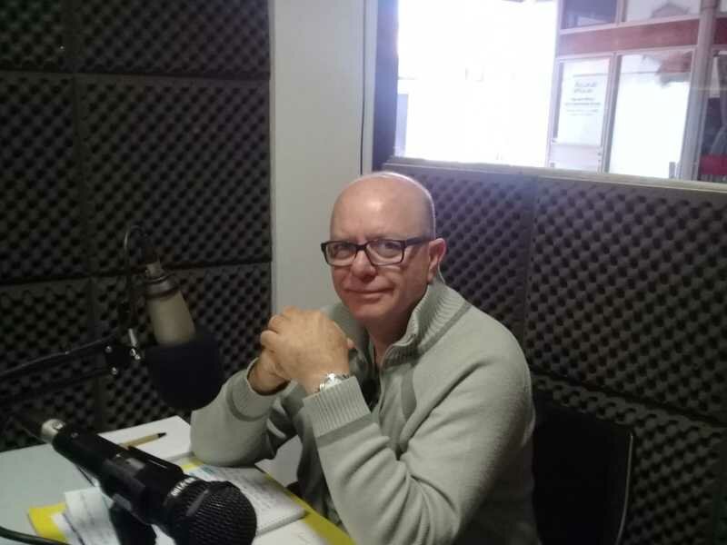 En la radio. Hugo Yeoman en los estudios de 106.9