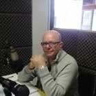 En la radio. Hugo Yeoman en los estudios de 106.9