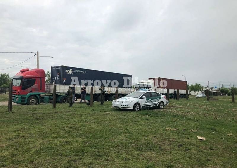 Sobre autopista. Otro cami?n interceptado sobre la traza Buenos Aires - Rosario.