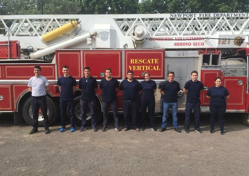 Junto al Sargento Paladini. El grupo de j?venes que aspiran a formar parte del Cuerpo Activo de la Asociaci?n de Bomberos Voluntarios de Arroyo Seco.