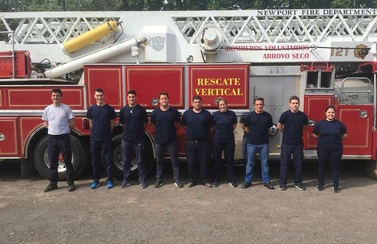 Junto al Sargento Paladini. El grupo de j?venes que aspiran a formar parte del Cuerpo Activo de la Asociaci?n de Bomberos Voluntarios de Arroyo Seco.