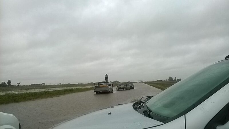 Imagen de Camino a Playa Mansa: Autos varados y la angustia de vecinos