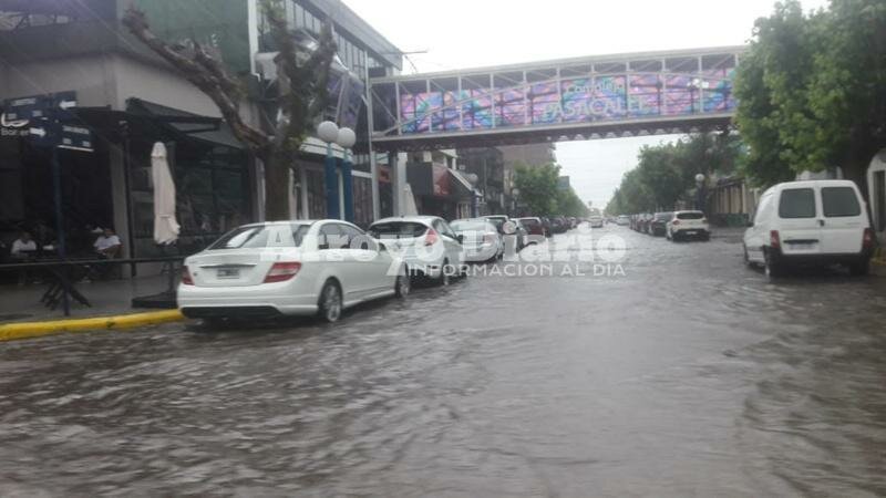 Una de las tantas im?genes de hoy. A pesar de todo, el agua dren? r?pidamente en las calles del centro.