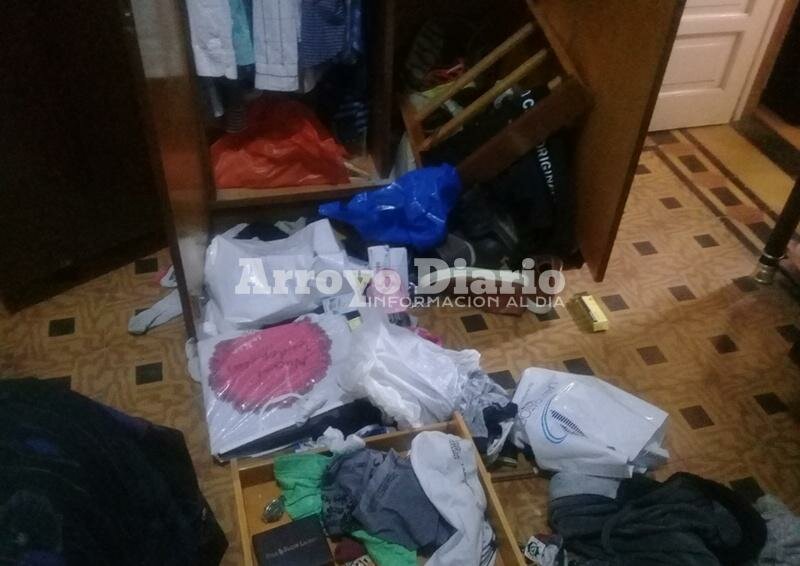 Durante el robo. Los ladrones dejaron un gran desorden en la casa del m?dico.