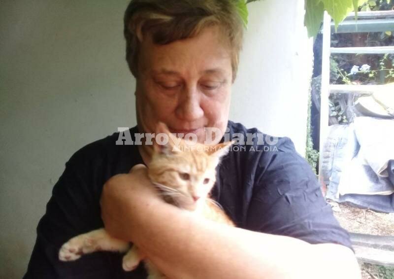 Graciela y su mascota tras ser rescatada por los bomberos.