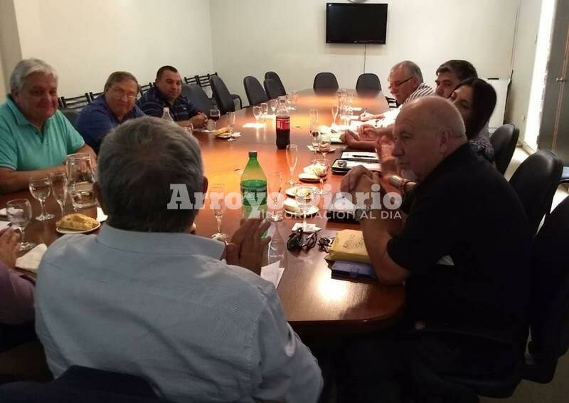 Fernando Forgione junto a representantes del Centro Comercial de Arroyo Seco.