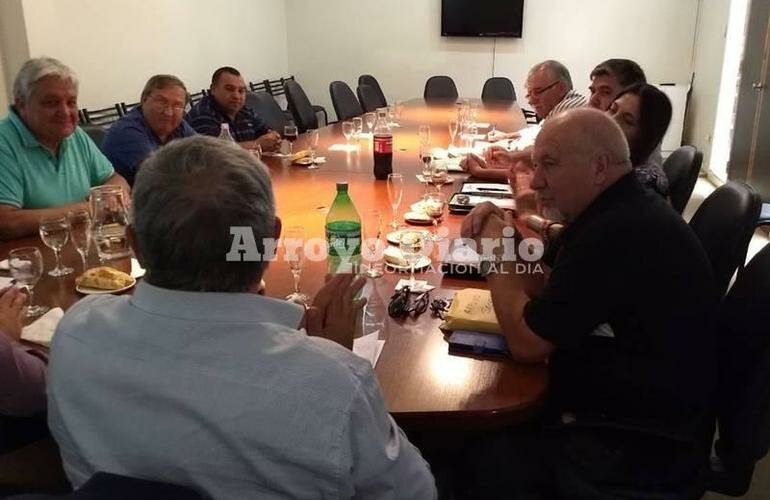 Fernando Forgione junto a representantes del Centro Comercial de Arroyo Seco.