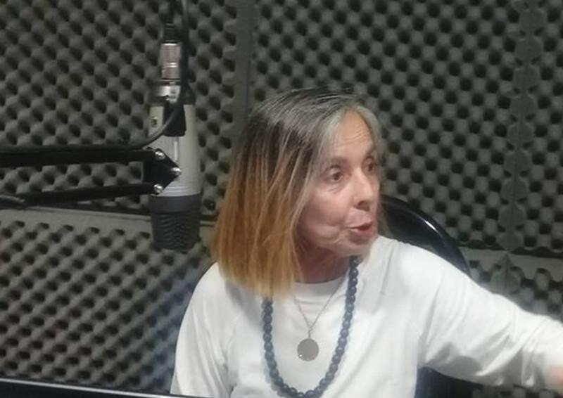 Susana Cianfagna de la Subdelegacion AMSAFE Arroyo Seco en los estudios de Radio Extremo 106.9