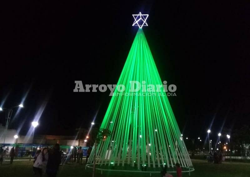 Imagen de General Lagos: El Parque Central ya viste su ?rbol de navidad