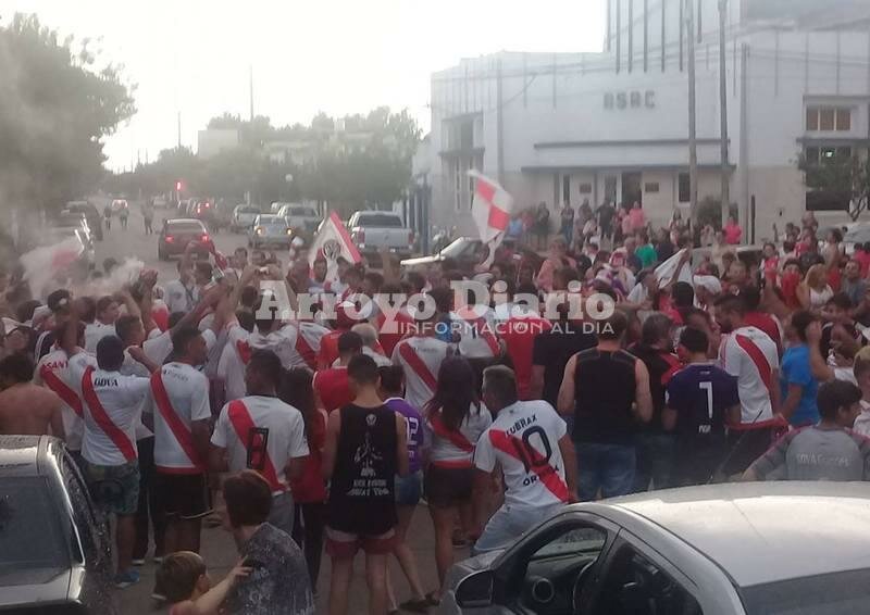 El lugar elegido. Los hinchas de River se concentraron frente a la Municipalidad.