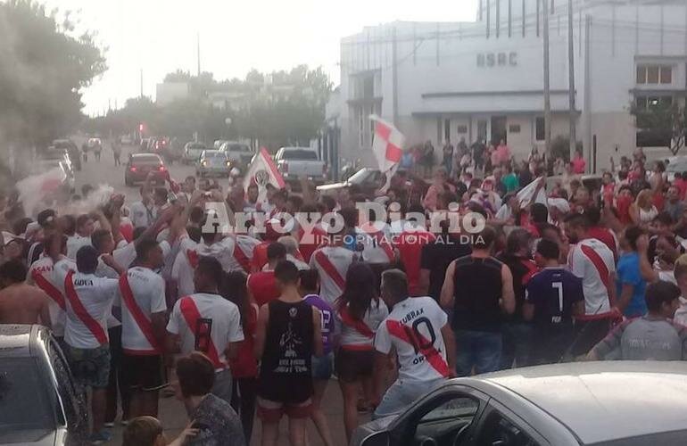 El lugar elegido. Los hinchas de River se concentraron frente a la Municipalidad.