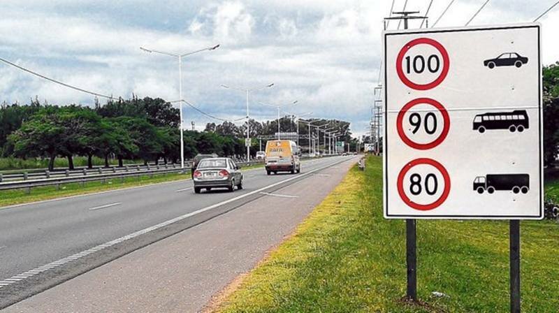 Carteles. La nueva se?al?tica con las velocidades m?ximas permitidas ya empez? a ser colocada por Vialidad en gran parte de la traza. Foto: ?ngel Amaya