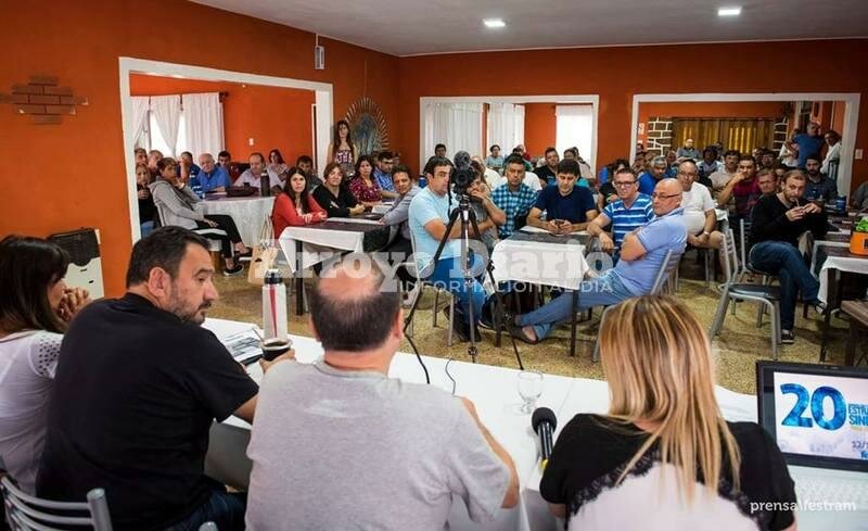 Los locales tambi?n viajaron. Sergio Gaudio y Oscar Esp?ndola participan tambi?n junto a otros dirigentes de Santa Fe.