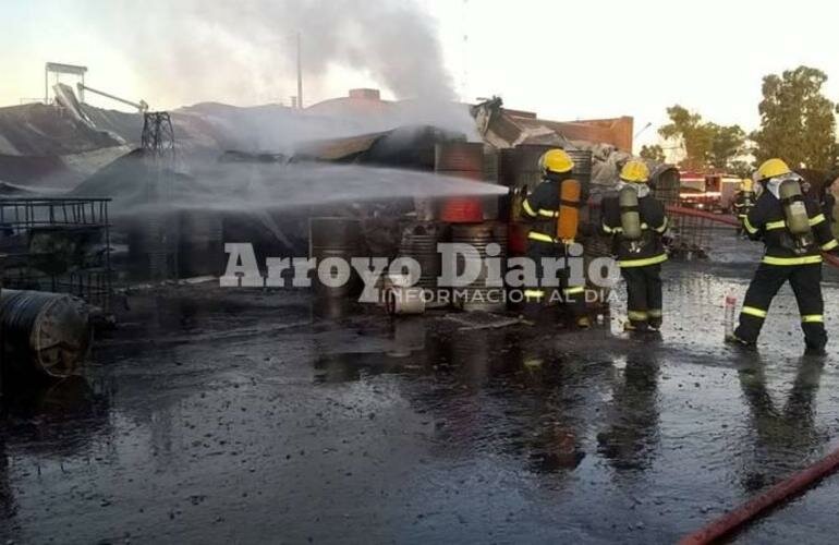 Imagen de Incendio en f?brica de tratamiento de desechos qu?micos