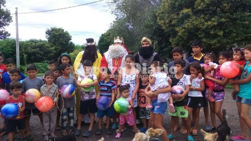 Los reyes magos recorrieron diferentes barrios del pueblo.