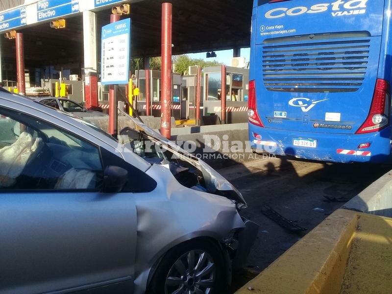 Imagen de Dos heridos: Auto choc? a un micro en las cabinas del peaje