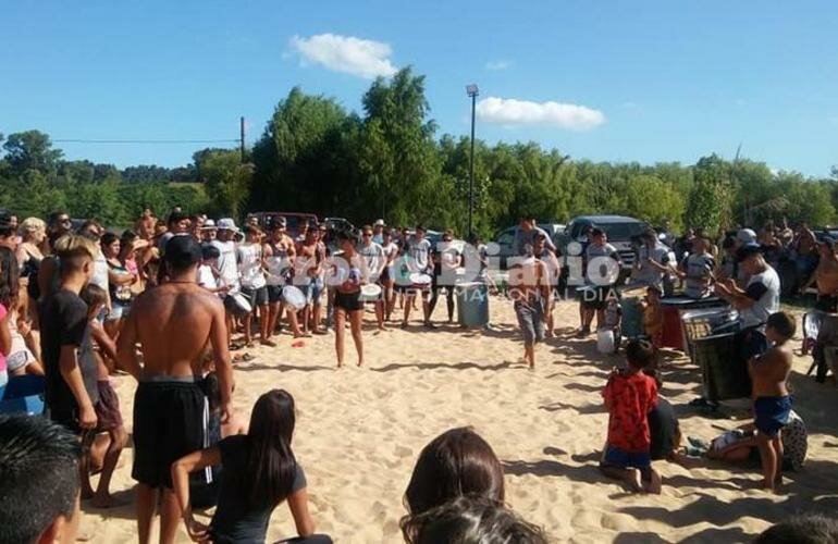 Imagen de La batucada Iyambae lleg? a la playa del Club de Pescadores