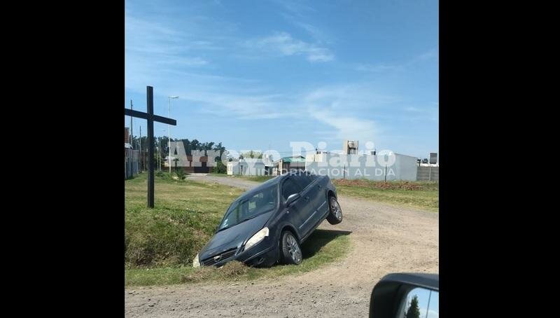 El auto permaneci? por horas en la zanja.