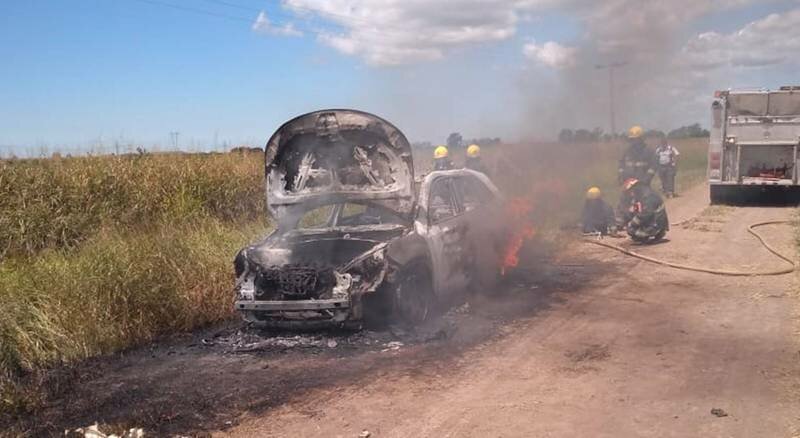 Imagen de Incendio de un veh?culo, bomberos trabajaron en la extinci?n del fuego