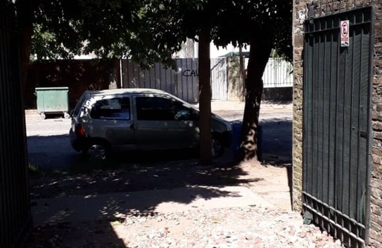 Imagen de Autom?vil mal estacionado delante de un garaje