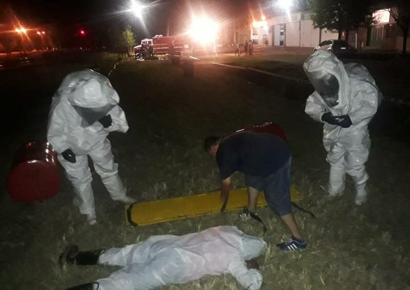 En pleno trabajo. Los bomberos en la pr?ctica de este martes por la noche.