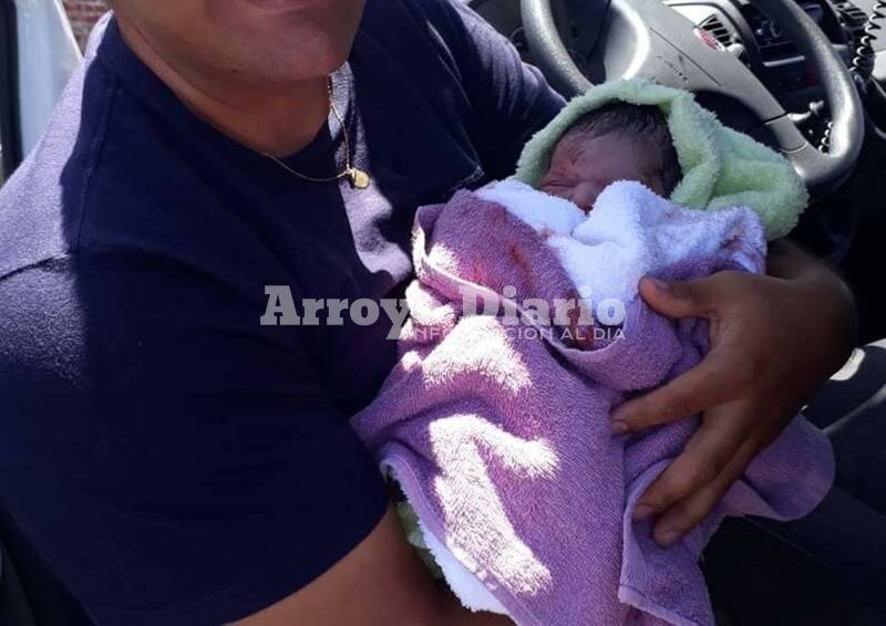 Primera foto. La beba naci? en la autopista, se encontraba bien al igual que su mam?