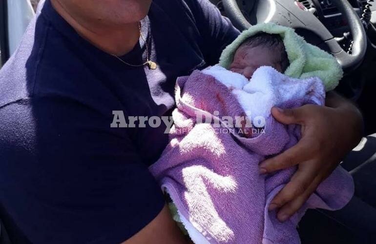 Primera foto. La beba naci? en la autopista, se encontraba bien al igual que su mam?