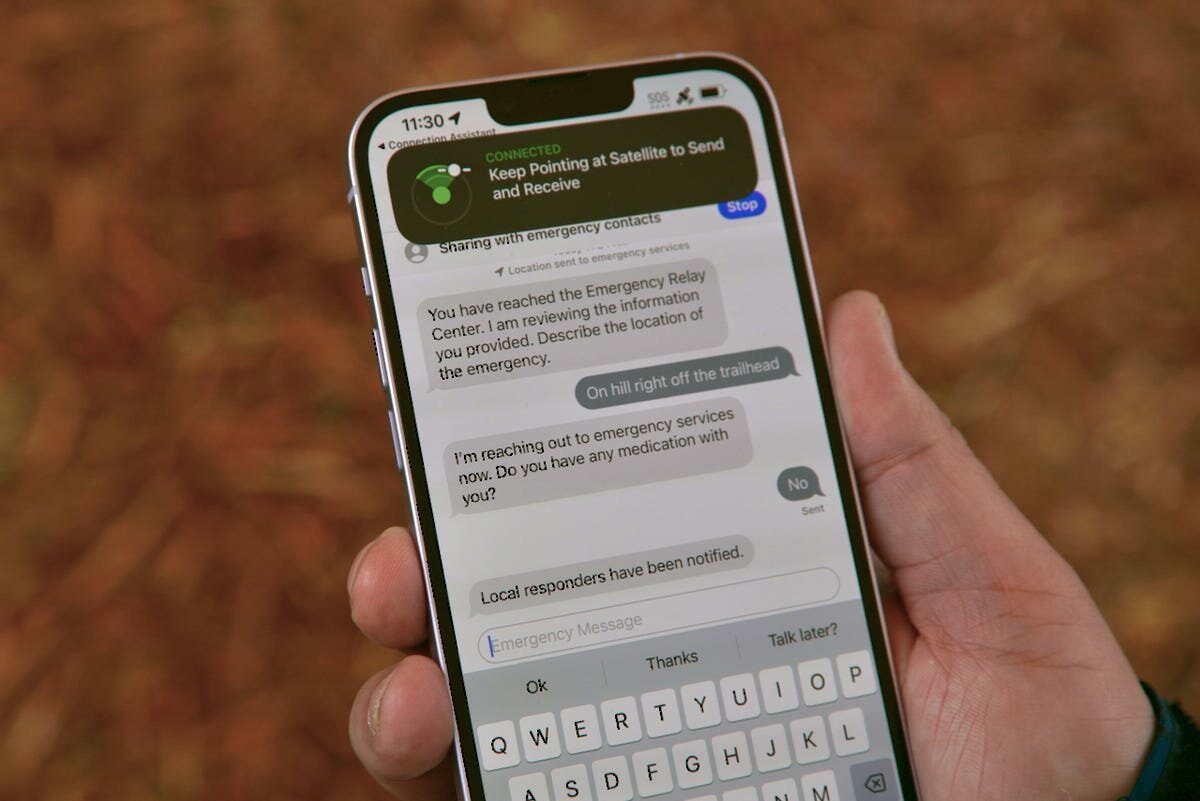 iPhone 14 que muestra una conversación de texto con operadores de emergencia